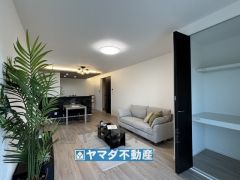 リビングには収納スペースがあります