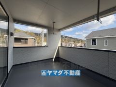 広々バルコニーは屋根があるので急な雨でも安心ですね