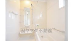 ゆったりとしたバスタブ