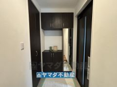 玄関にはシューズクロークがあります。