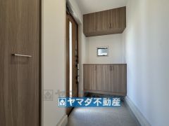 シューズボックスの他に収納棚完備