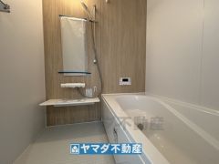 浴槽にはベンチスペースがあるので半身浴やお子様も座ることができ安心快適です