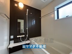 浴槽にはベンチスペースがあるので半身浴やお子様も座ることができ安心快適です