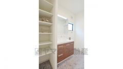 洗面台横には可動式の収納棚完備