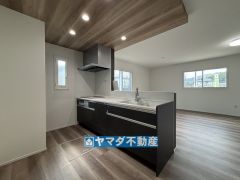 キッチンからご家族との会話ができますね。