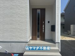 玄関横にはポストが設置されているので雨に濡れずに安心ですね。