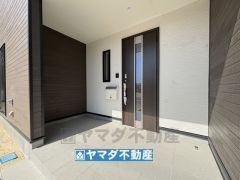 広々とした玄関にはポストも設置されています