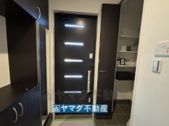 たっぷり収納できるシューズクロークもあります。