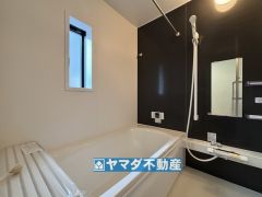 浴槽にはベンチスペースがあるので半身浴やお子様も座ることができ安心快適です