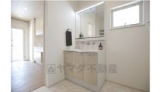 身支度しやすい動線の洗面室、三面鏡タイプの洗面台