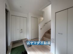 玄関ホールは充実した収納完備