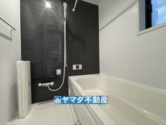 浴槽にはベンチスペースがあるので半身浴やお子様も座ることができ安心快適です