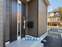 玄関横にはポストが設置されているので雨に濡れずに安心ですね