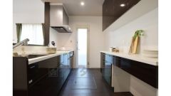 勝手口のある収納たっぷりなシステムキッチン