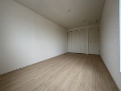 2階洋室8.2帖のお部屋です。