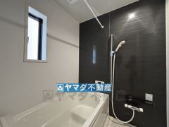 浴室には窓があり、浴槽にはベンチスペースがあるので半身浴やお子様も座ることができ安心快適です