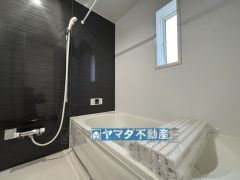 窓があり、浴槽にはベンチスペースがあるので半身浴やお子様も座ることができ安心快適です