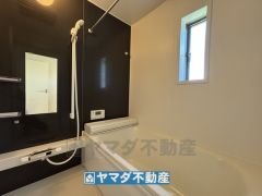 浴槽にはベンチスペースがあるので半身浴やお子様も座ることができ安心快適です