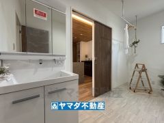 洗面所にはランドリールームがあります。