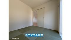 同社施工例　和室があると普段は家事スペースに利用できますね。