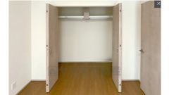 7.5帖の洋室にはハンガーパイプ付きのクローゼットが設置