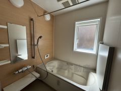 窓のあるゆったりとしたバスタブ