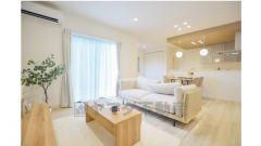 窓からの日差しが明るいリビング