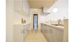 勝手口のあるシステムキッチンには収納たっぷりのカップボード付き