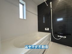 浴槽にはベンチスペースがあるので半身浴やお子様も座ることができ安心快適です