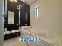 浴槽にはベンチスペースがあるので半身浴やお子様も座ることができ安心快適です