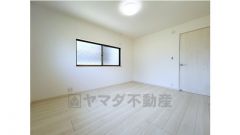 1階6帖洋室のお部屋はフローリングの張替えとクロスの張替えリフォーム済
