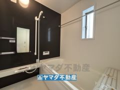 浴槽にはベンチスペースがあるので半身浴やお子様も座ることができ安心快適です