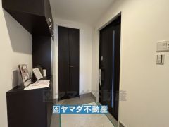 玄関にはシューズボックスとシューズクロークがあります。