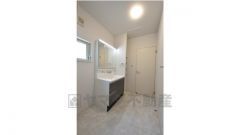 三面鏡タイプの洗面台、可動式の収納棚完備