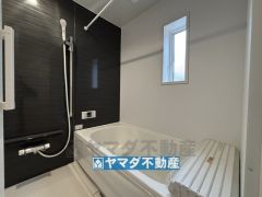 浴槽にはベンチスペースがあるので半身浴やお子様も座ることができ安心快適です