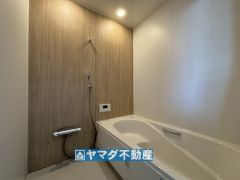 浴槽にはベンチスペースがあるので半身浴やお子様も座ることができ安心快適です