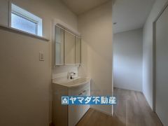 洗面室の横にはランドリールームがあります