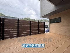 駐車場からも出入りできるウッドデッキ