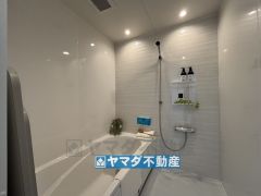 浴槽にはベンチスペースがあるので半身浴やお子様も座ることができ安心快適です