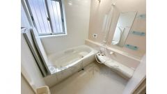 浴槽にはベンチスペースがあるので半身浴やお子様も座ることができ安心快適です