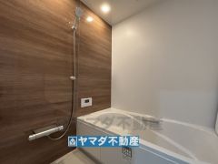 浴槽にはベンチスペースがあるので半身浴やお子様も座ることができ安心快適です