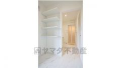 ランドリールームには可動式の収納棚があります。