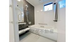 窓のある浴室はゆったりできる広さがあります。