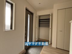 シューズボックスと廊下には収納棚があります。