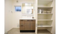 三面鏡タイプの洗面台、可動式の棚があるのでタオルや洗剤等たっぷり収納できますね