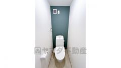 トイレはお手入れしやすい温水洗浄付きトイレに新品交換済