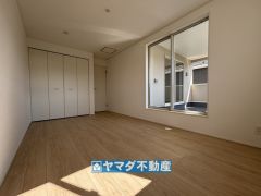 2階洋室7.7帖のお部屋です。