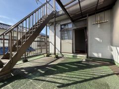 屋上へ行く階段