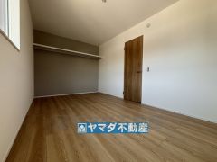 2階洋室7.5帖のお部屋です。