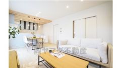 窓からの日差しでお部屋が明るいリビング